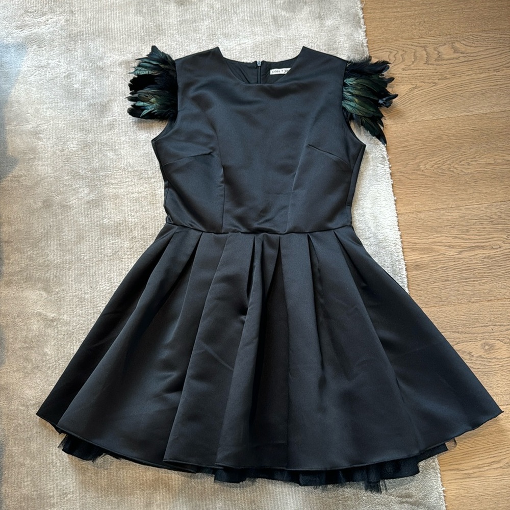 Jones & Jones women’s Black formal short dress